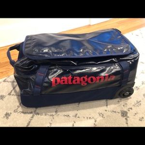 Patagonia Black Hole Wheeled Duffel Bag 40L in. navy luggage